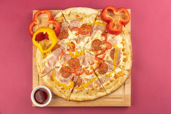 Zbliżenie pizza, izolowane, na kolorowym tle. cała pizza — Zdjęcie stockowe