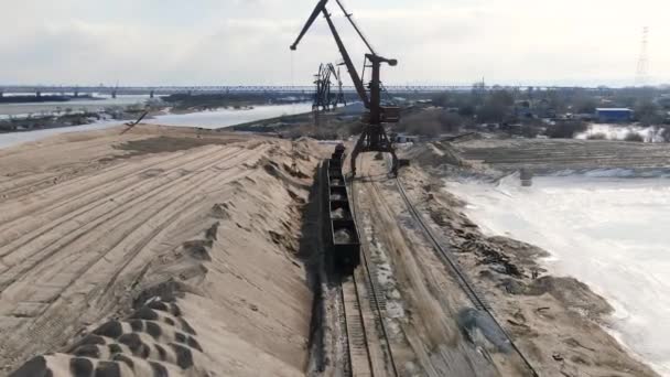 在职业挖掘机的帮助下，将沙子装入火车车厢 — 图库视频影像