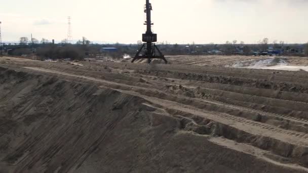 在职业挖掘机的帮助下，将沙子装入火车车厢 — 图库视频影像