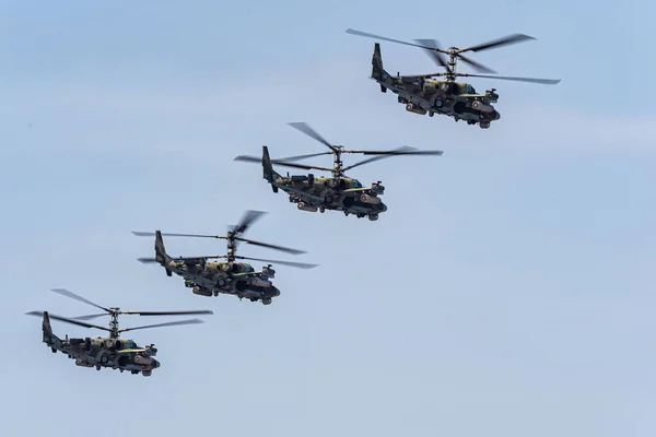 Oroszország, Khabarovsk - 2020. május 7.: A parádé próbája. Katonai légiparádé a Győzelem Napja tiszteletére. A K-52 helikopterek alakzatban repülnek — Stock Fotó