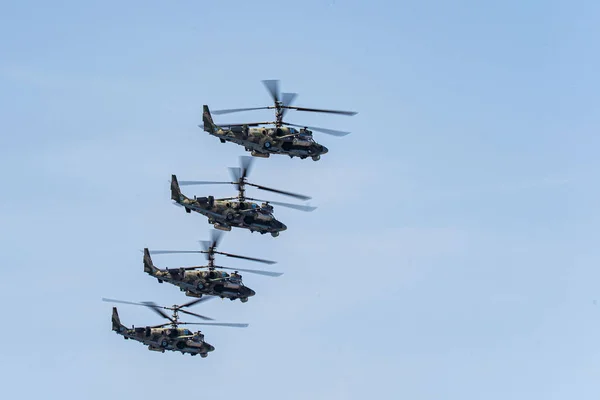 Oroszország, Khabarovsk - 2020. május 7.: A parádé próbája. Katonai légiparádé a Győzelem Napja tiszteletére. A K-52 helikopterek alakzatban repülnek — Stock Fotó