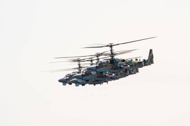 Rusya, Khabarovsk - 9 Mayıs 2020: K-52 helikopter timsahları zafer onuruna geçit töreni düzeninde uçuyor. Zafer Günü onuruna askeri hava yürüyüşü. 
