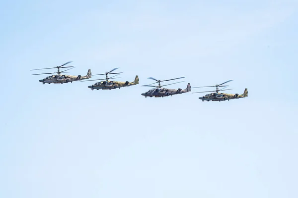Oroszország, Khabarovsk - Május 9, 2020: Parádé a győzelem tiszteletére. Katonai légiparádé a Győzelem Napja tiszteletére. A K-52 helikopterek aligátora alakzatban repül — Stock Fotó