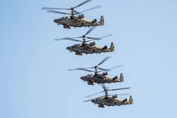 Russland, Chabarowsk - 9. Mai 2020: Parade zu Ehren des Sieges. Militärluftparade zum Tag des Sieges. K-52 Hubschrauber Alligator fliegen in Formation — Stockfoto