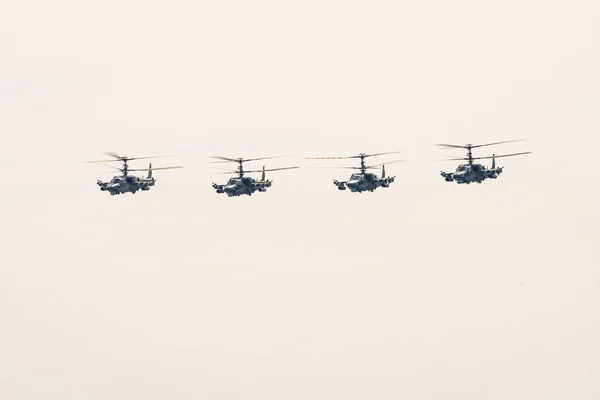 Rússia, Khabarovsk - 9 de maio de 2020: K-52 helicópteros jacaré voam em formação Parada em honra da vitória. Desfile aéreo militar em honra do Dia da Vitória . — Fotografia de Stock