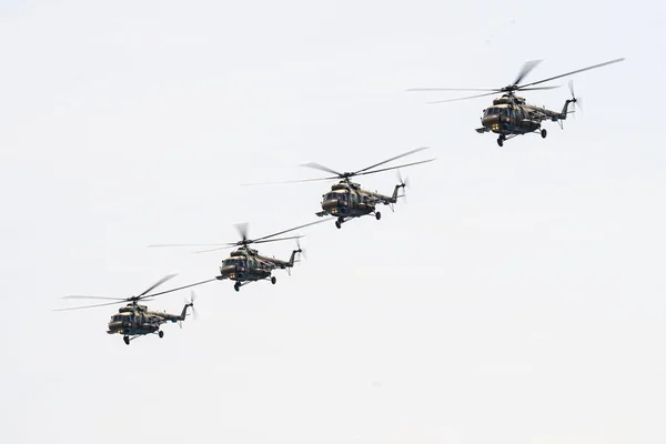 Oroszország, Khabarovsk - Május 9, 2020: Parádé a győzelem tiszteletére. Katonai légiparádé a Győzelem Napja tiszteletére. A Mi-8AMTSH Terminátor többcélú szállító- és rohamhelikopterek alakzatban repülnek — Stock Fotó