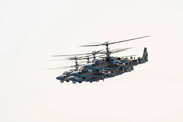 Rusia, Jabárovsk - 9 de mayo de 2020: K-52 helicópteros caimán volar en la formación Desfile en honor de la victoria. Desfile aéreo militar en honor al Día de la Victoria . —  Fotos de Stock