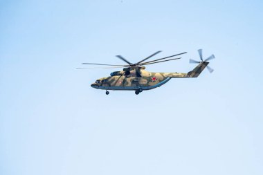 Rusya, Khabarovsk - 9 Mayıs 2020: Helikopterler Mi-26T2 askeri taşımacılık zafer onuruna modernize edildi. Zafer Günü onuruna askeri hava yürüyüşü. 