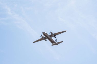 Rusya, Khabarovsk - 9 Mayıs 2020: An-26 M askeri nakliye tıbbi uçağı. Zafer onuruna geçit töreni. Zafer Günü onuruna askeri hava yürüyüşü. 