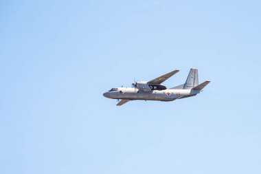 Rusya, Khabarovsk - 9 Mayıs 2020: An-12D askeri nakliye uçağı. Zafer onuruna geçit töreni. Zafer Günü onuruna askeri hava yürüyüşü. 