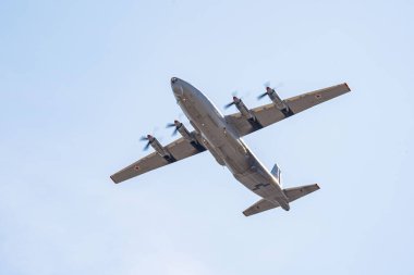 Rusya, Khabarovsk - 9 Mayıs 2020: An-12D askeri nakliye uçağı. Zafer onuruna geçit töreni. Zafer Günü onuruna askeri hava yürüyüşü. 