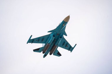 Rusya, Khabarovsk - 9 Mayıs 2020: Su-34 savaş uçağı. Zafer onuruna geçit töreni. Zafer Günü onuruna askeri hava yürüyüşü. 
