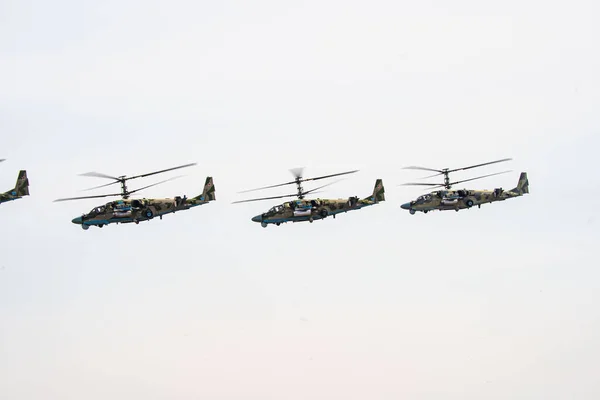 Oroszország, Khabarovsk - Május 9, 2020: K-52 helikopterek aligátor repülni alakzat Parádé tiszteletére győzelem. Katonai légi parádé a győzelem napja tiszteletére. — Stock Fotó