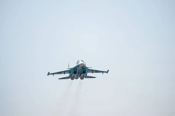 Russie, Khabarovsk - 9 mai 2020 : Chasseur-bombardier de première ligne Su-34. Défilé en l'honneur de la victoire. Défilé aérien militaire en l'honneur du Jour de la Victoire . — Photo