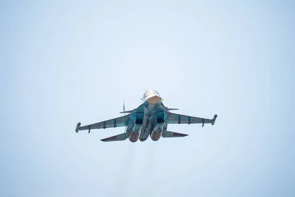 Ρωσία, Khabarovsk - 9 Μαΐου 2020: Su-34 εμπροσθοφυλακή μαχητικού-βομβαρδιστικού. Παρέλαση προς τιμήν της νίκης. Στρατιωτική αεροπορική παρέλαση προς τιμήν της Ημέρας της Νίκης. — Φωτογραφία Αρχείου