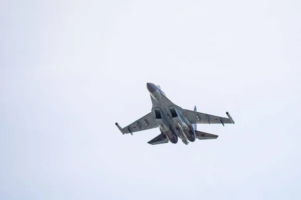 Rússia, Khabarovsk - 9 de maio de 2020: Su-35S lutador multifuncional da geração 4. Parada em honra da vitória. Desfile aéreo militar em honra do Dia da Vitória . — Fotografia de Stock