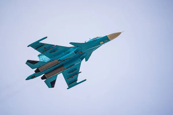 Russie, Khabarovsk - 9 mai 2020 : Chasseur-bombardier de première ligne Su-34. Défilé en l'honneur de la victoire. Défilé aérien militaire en l'honneur du Jour de la Victoire . — Photo