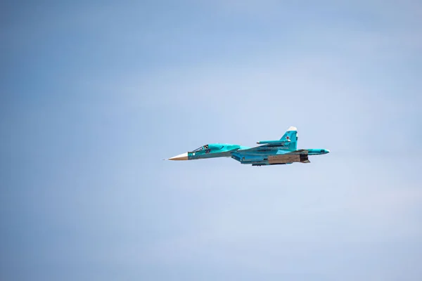 Russie, Khabarovsk - 9 mai 2020 : Chasseur-bombardier de première ligne Su-34. Défilé en l'honneur de la victoire. Défilé aérien militaire en l'honneur du Jour de la Victoire . — Photo