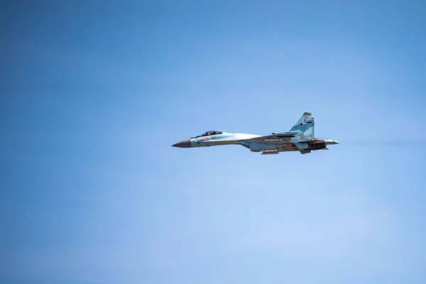 Russie, Khabarovsk - 9 mai 2020 : Chasseur multifonctionnel Su-35S de génération 4. Défilé en l'honneur de la victoire. Défilé aérien militaire en l'honneur du Jour de la Victoire . — Photo