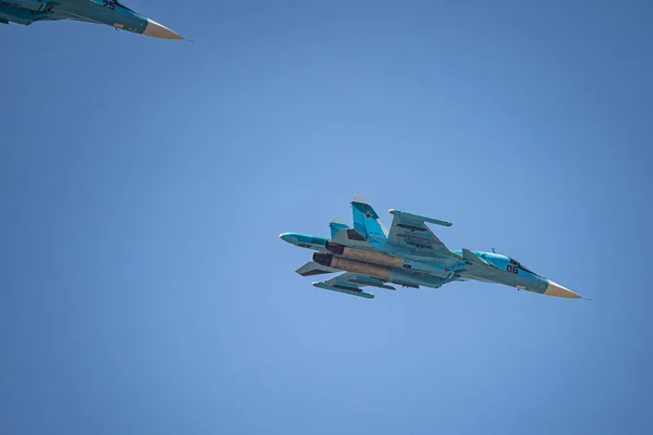 Rusya, Khabarovsk - 9 Mayıs 2020: Su-34 savaş uçağı. Zafer onuruna geçit töreni. Zafer Günü onuruna askeri hava yürüyüşü. — Stok fotoğraf