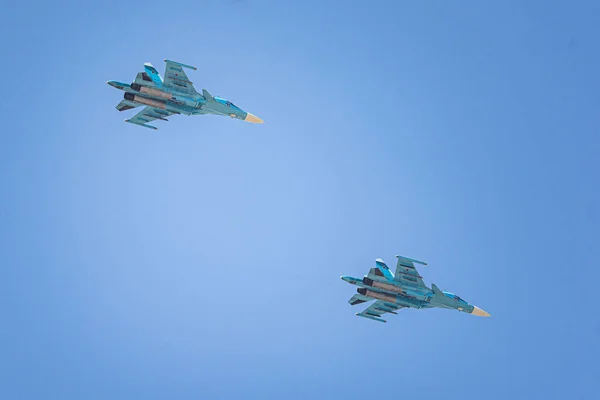 Russie, Khabarovsk - 9 mai 2020 : Chasseur-bombardier de première ligne Su-34. Défilé en l'honneur de la victoire. Défilé aérien militaire en l'honneur du Jour de la Victoire . — Photo