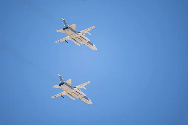 Rússia, Khabarovsk - 9 de maio de 2020: Su-24M2 atualizou o bombardeiro de linha de frente com asa de geometria variável. Parada em honra da vitória. Desfile aéreo militar em honra do Dia da Vitória . — Fotografia de Stock