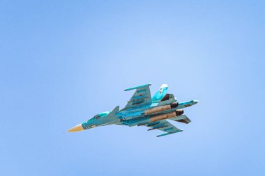Rusya, Khabarovsk - 9 Mayıs 2020: Su-34 savaş uçağı. Zafer onuruna geçit töreni. Zafer Günü onuruna askeri hava yürüyüşü. 