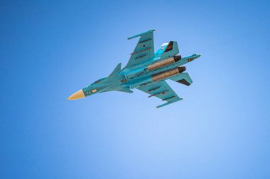 Rusya, Khabarovsk - 9 Mayıs 2020: Su-34 savaş uçağı. Zafer onuruna geçit töreni. Zafer Günü onuruna askeri hava yürüyüşü. 