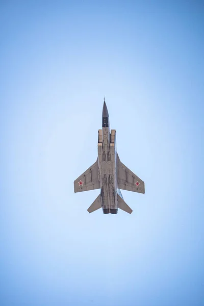 Rússia, Khabarovsk - 9 de maio de 2020: MiG-31BM atualizou a defesa aérea de interceptadores de todos os tempos. Parada em honra da vitória. Desfile aéreo militar em honra do Dia da Vitória . — Fotografia de Stock