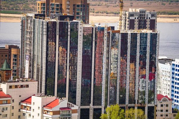 Rusia, Jabárovsk - 9 de mayo de 2020: Vistas a la ciudad de Jabárovsk, estanques, iglesias, centros comerciales, edificios residenciales — Foto de Stock