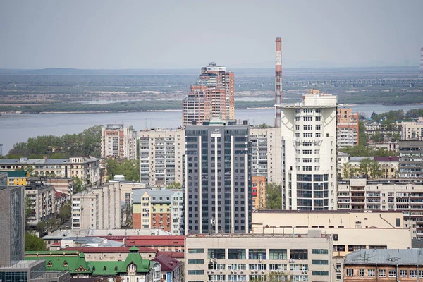 Rusia, Jabárovsk - 9 de mayo de 2020: Vistas a la ciudad de Jabárovsk, estanques, iglesias, centros comerciales, edificios residenciales —  Fotos de Stock