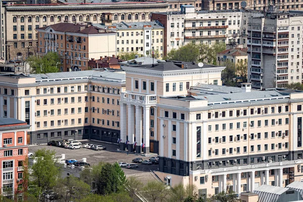 Rusia, Jabárovsk - 9 de mayo de 2020: Vistas a la ciudad de Jabárovsk, estanques, iglesias, centros comerciales, edificios residenciales — Foto de Stock