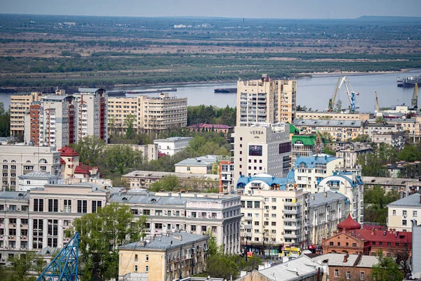 Russia, Khabarovsk - 9 maggio 2020: Khabarovsk vista sulla città, stagni, chiese, centri commerciali, edifici residenziali — Foto Stock