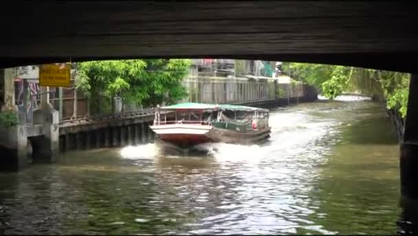 Вид на реку Чао Прайя с лодки Express. Мыть, транспортировать. Корабль Бангкокского канала, Таиланд . — стоковое видео