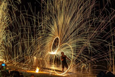 Havai fişek grubu gökyüzünde. Ateş gösterisi, ateş açılır. Tayland