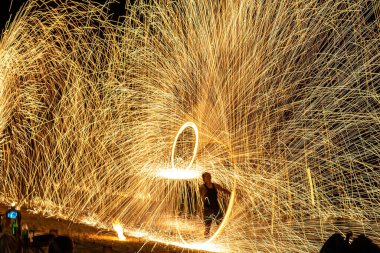 Havai fişek grubu gökyüzünde. Ateş gösterisi, ateş açılır. Tayland