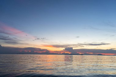 Koh Samui 'de gün batımı. Gün batımında güzel bulutlar.