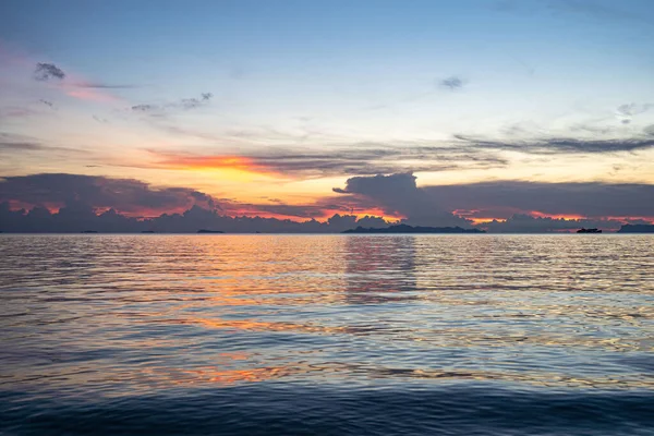 Koh Samui 'de gün batımı. Gün batımında güzel bulutlar.