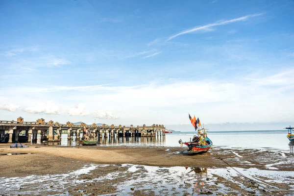 Vissersboten op de kust bij eb. Thailand — Stockfoto