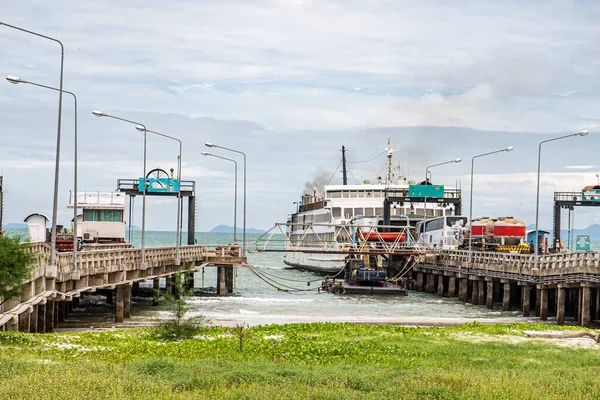 Zeeveerboten. oversteek naar Koh Samui. Veerboot — Stockfoto