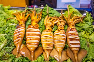 Izgara kalamar, sokak yemeği. Doldurulmuş mürekkep balığı. İbadet