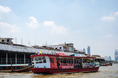 Bangkok Nehri 'nde bir tekne. Bangkok 'ta nehir