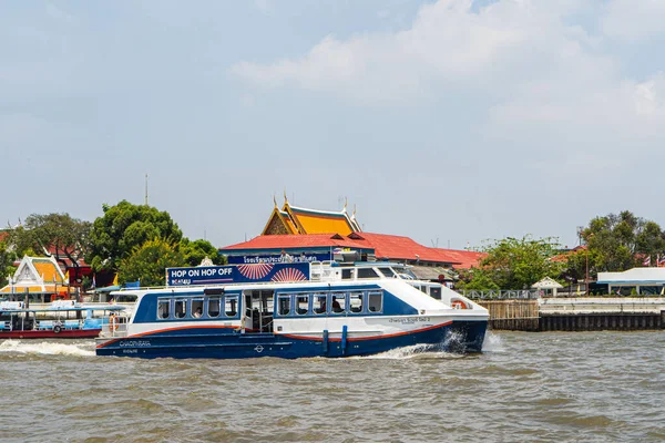 Boot op een Bangkok River. rivier in Bangkok — Stockfoto
