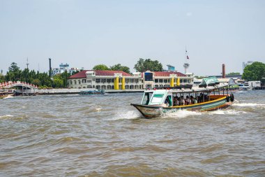 Bangkok Nehri 'nde bir tekne. Bangkok 'ta nehir