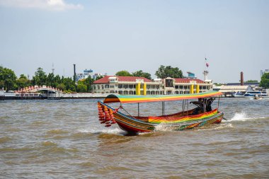 Bangkok Nehri 'nde bir tekne. Bangkok 'ta nehir