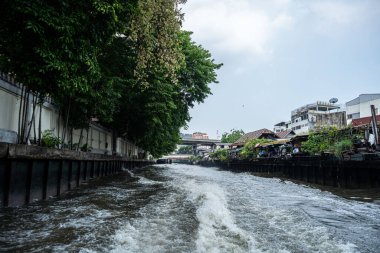 Bangkok Nehri 'nde bir tekne. Bangkok 'ta nehir