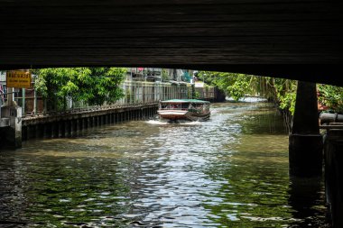 Bangkok Nehri 'nde bir tekne. Bangkok 'ta nehir