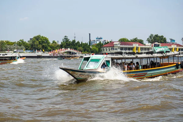 Boot op een Bangkok River. rivier in Bangkok — Stockfoto