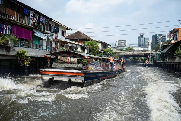 Boot op een Bangkok River. rivier in Bangkok — Stockfoto