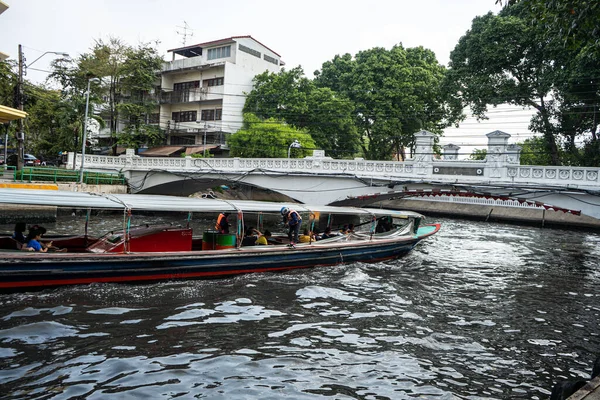 Boat on a Bangkok River. river in Bangkok — Stock Photo, Image